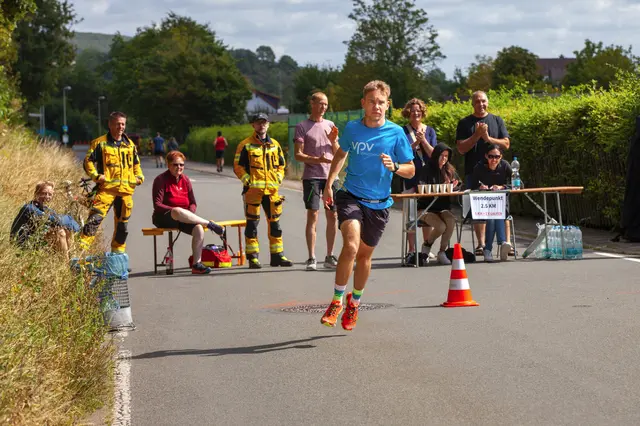 Danach geht es direkt zum Lauf über. Hier sind auf der flachen Wendepunktstrecke Richtung Leithöfe insgesamt fünf Kilometer zu absolvieren. | Foto: Gerhard Jendryschik/gratis