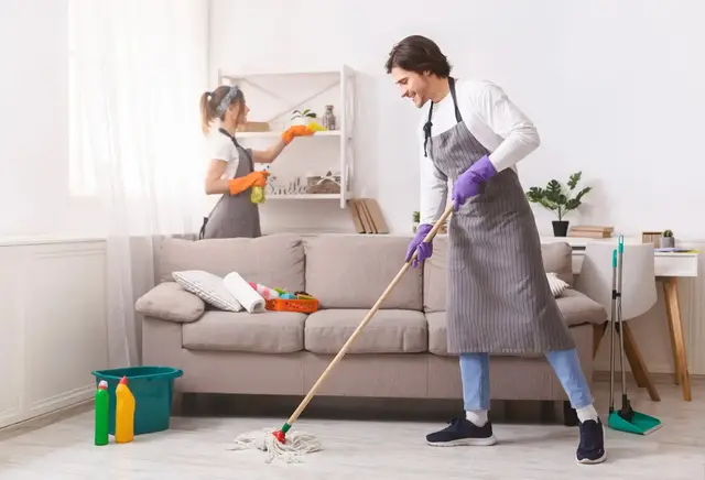 Timer stellen und zehn Minuten gemeinsam putzen, so kann man Wohnzimmer, Küche oder Bad schnell sauber machen | Foto: Prostock-studio/stock.adobe.com