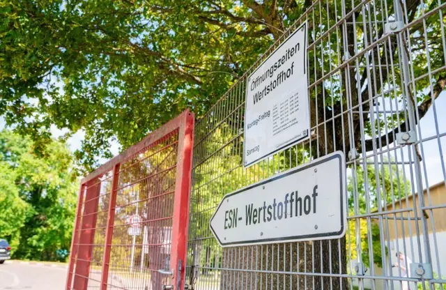 Wer mit Anhänger oder Auto zum Wertstoffhof fährt, sollte im August zwei Montage wegen Einschränkungen einplanen. | Foto: Stadt Neustadt, Daniel Löwedey
