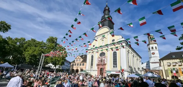 Die Serata Italiana verwandelt den Rathausplatz in Frankenthal am 22. und 23. August wieder in eine italienische Piazza mit Musik, Vespa-Treffen und mediterranen Spezialitäten. | Foto: Sebastian Weindel, © Sebastian Weindel