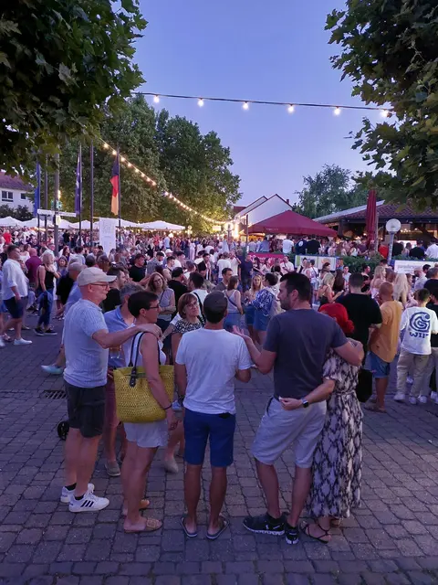Deidesheim feiert weiter: Die Weinkerwe läuft bis Dienstagabend mit Kerwebaumfällen und Heimatabend. | Foto: Tourist-Info-Deidesheim