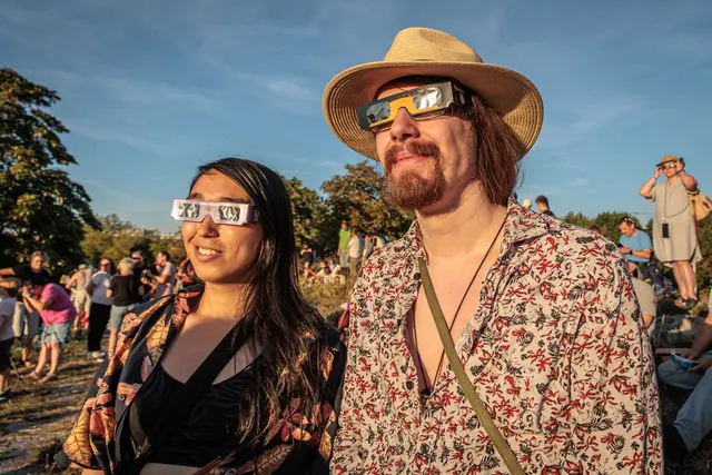 Menschen beim Beobachten der Sonnenfinsternis 2026 in Karlsruhe | Foto: Paul Needham