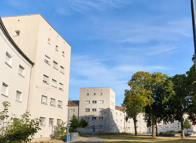 Die Ebertsiedlung öffnet sich in einem Halbrund zum Park hin.  | Foto: Julia Glöckner