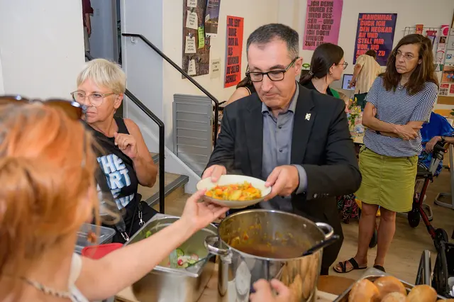 Ministerpräsident Cem Özdemir besuchte im Rahmen seiner Sommertour das Kupfer in Mannheim. | Foto: Miriam Diaz Gómez (Camera Diaz)