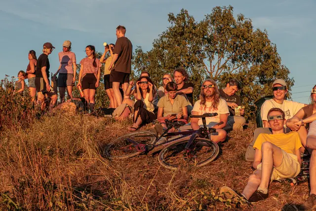 Menschen beim Beobachten der Sonnenfinsternis 2026 in Karlsruhe | Foto: Paul Needham