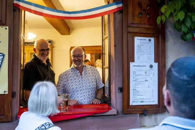 Wie wär's mit einer Rieslingschorle durchs Fenster? | Foto: Klaus Venus/gratis