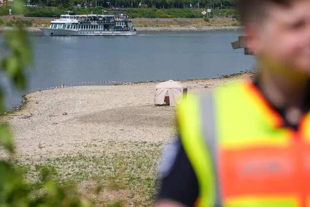 Das Niedrigwasser legt immer mehr Blindgänger frei, wie hier zuletzt am Kölner Rheinufer. | Foto: Alexander Franz/dpa