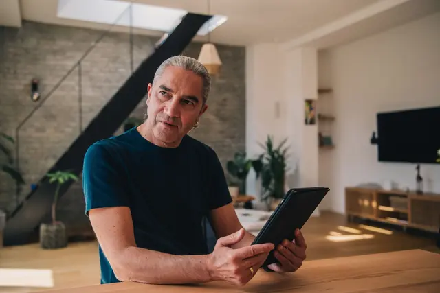 Arbeiten trotz Rente – mit Vorteil: Bis 2.000 Euro monatlich steuerfrei sind drin. Damit das auch bei den Vorauszahlungen ankommt, hilft ein kurzer Antrag ans Finanzamt. | Foto: Zacharie Scheurer/dpa-mag