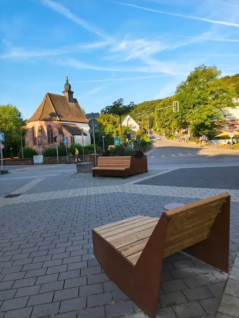 In der Poststraße steht eine neue Liegebank. Die Stadt will damit die Aufenthaltsqualität in der Innenstadt weiter verbessern. | Foto: Stadt Landstuhl