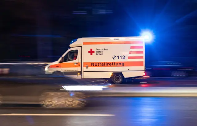 Sanitäter bringen die Verletzten in ein Krankenhaus. (Symbolbild) | Foto: Hannes P Albert/dpa