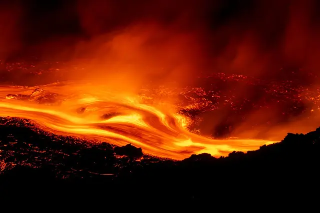 Flugverkehr auf Sizilien beeinträchtigt: Der Ätna stößt nun schon mehrere Tage in Folge große Mengen Asche und Lava aus. | Foto: Simone Genovese/AP/dpa-mag