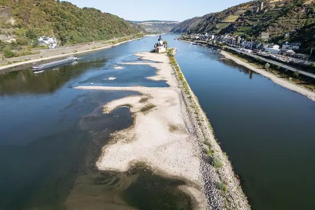 Der niedrige Rhein wird bei Kaub zum Engpass.  | Foto: Boris Roessler/dpa