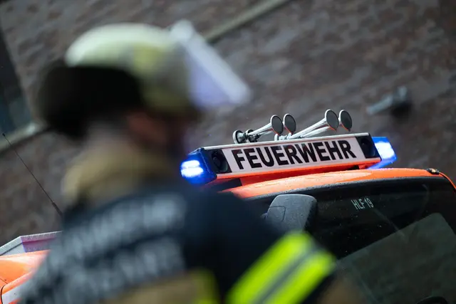 Feuerwehrleute löschen die Flammen im Büro des Kindergartens. (Symbolbild) | Foto: Marijan Murat/dpa