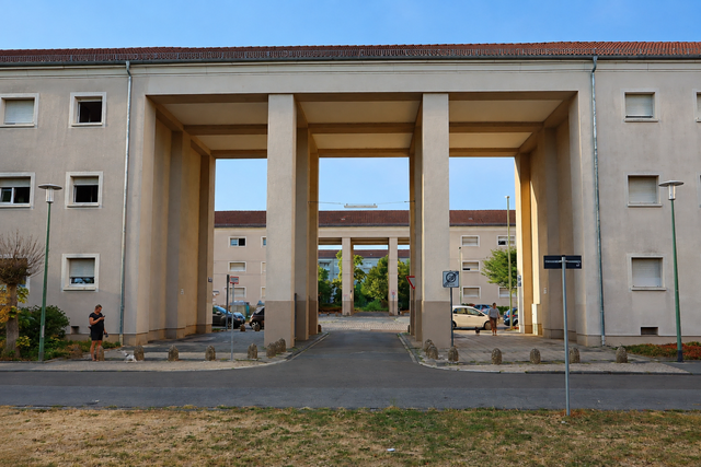 Eingangstore erinnern an Monumentalstil, in der Zeit des neuen Bauens griff man historistische Elemente noch auf. Das zeigt sich an am Schmuck an den Eingängen, die an Pilaster erinnern.  | Foto: JG