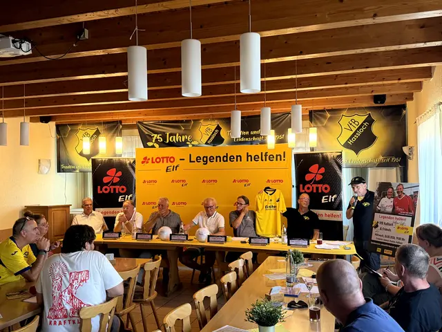 Paul Damm vom VfB Haßloch präsentiert das Sondertrikot für das Benefizspiel gegen die Lotto-Elf. | Foto: Lebenshilfe Neustadt 