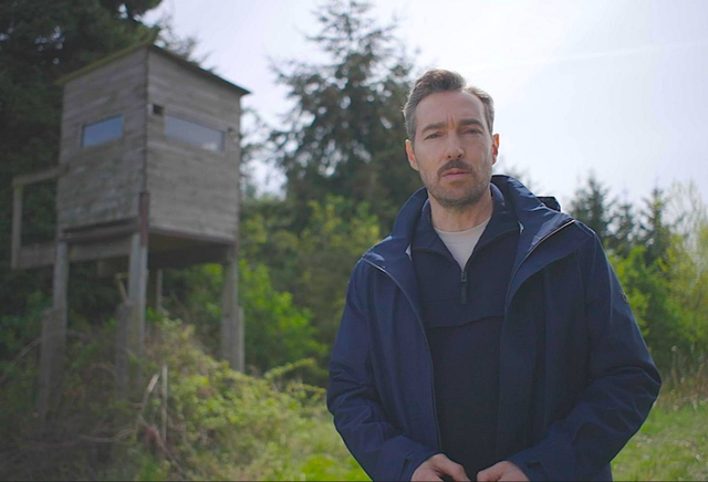 Moderator Sven Voss am Tatort im Mordfall an einer Siebenjährigen  | Foto: © Honorarfrei - ZDF und Marcus von Kleist.