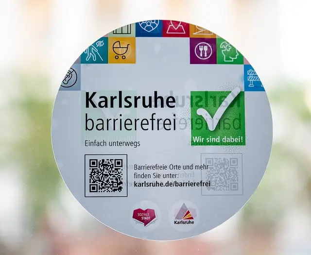 Ein Aufkleber an der Eingangstür zeigt auf einen Blick, ob der Ort barrierefrei zugänglich ist und führt per QR-Code zur Web-App. | Foto: Stadt Karlsruhe, Monika Müller-Gmelin