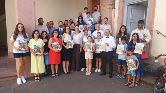 Ein Moment, der vieles verändert: Bei einer Feierstunde im Ratssaal bekommen neue Staatsbürgerinnen und Staatsbürger ihre Urkunden überreicht. | Foto: Stadt Neustadt