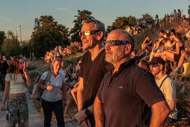 Menschen beim Beobachten der Sonnenfinsternis 2026 in Karlsruhe | Foto: Paul Needham