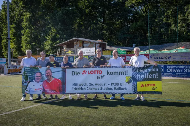 Der VfB Haßloch freut sich gemeinsam mit Vertretern der Lotto-Elf, Sponsoren und Bürgermeister Tobias Meyer (2. v. r.) auf das angekündigte Benefizspiel.  | Foto: Lotto Rheinland-Pfalz GmbH