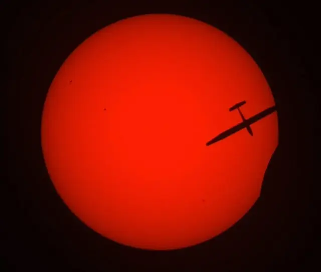 Zufallstreffer am Himmel: Ein Flugzeug passiert die Sonne während der Sonnenfinsternis. | Foto: Ralf Vester