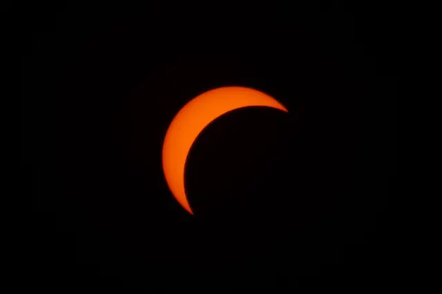 Für die partielle Sonnenfinsternis herrschten fast überall optimale Wetterbedingungen, um sie zu beobachten. | Foto: Harald Tittel/dpa