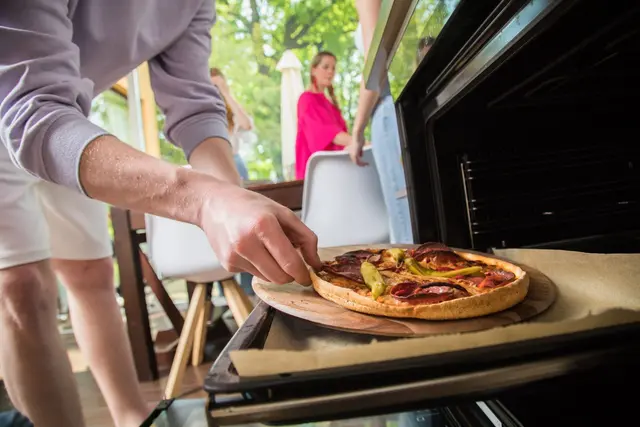Strom lässt sich beim Pizza aufbacken nicht nur ohne Vorheizen sparen, sondern auch mit der Umluftfunktion. | Foto: Christin Klose/dpa-mag