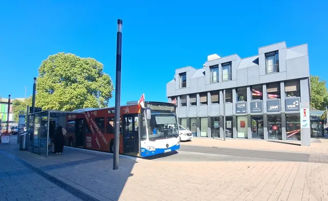 Der geschmückte Jubiläumsbus hält gegenüber der Tourist Information, wo diverse Werbeartikel von Kaiserslautern zu haben sind | Foto: Monika Klein