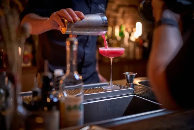 Um die Vielfalt und Kreativität der Karlsruher Barszene sichtbar zu machen, hat die KTG Karlsruhe Tourismus GmbH das neue städtische Genussformat „Karlsruhe on the rocks - Die Karlsruher Cocktailwochen“ ins Leben gerufen.  | Foto: KTG Karlsruhe Tourismus, Foto: Bruno Kelzer