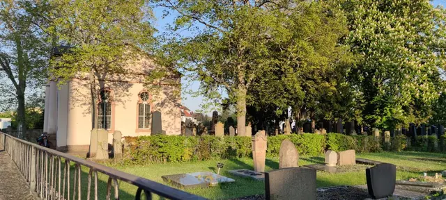 Am Sonntag, 6. September, führt eine Exkursion über den jüdischen Friedhof in Neustadt in der Robert-Stolz-Straße. | Foto: Eberhard Dittus