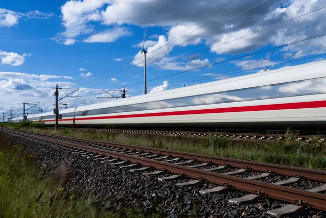 Zwischen Hannover und Berlin plant die DB InfraGO angepasste Bauabläufe und neue Umleitungen. Reisende müssen sich ab Freitag, 2. Oktober, auf längere Fahrzeiten und später auf weitere Fahrplanänderungen einstellen. | Foto: Deutsche Bahn AG / Volker Emersleben
