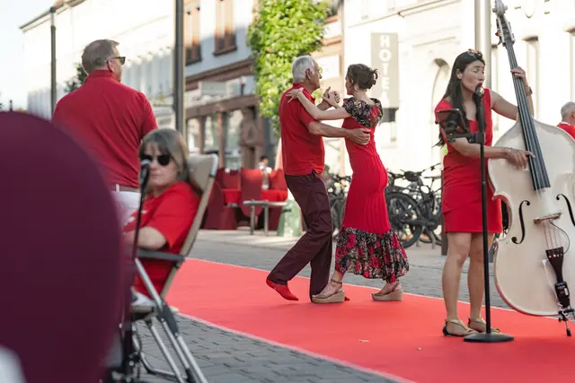 Musik und gute Stimmung: Live-Musik begleitete die Gäste während des Dîner en Rouge durch den sommerlichen Abend und brachte manche zum Tanzen | Foto: Guerel Sahin/Peaks Agency/gratis