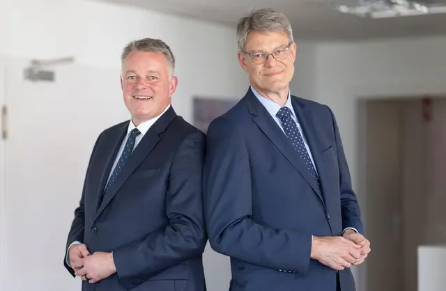 Ministerpräsident Gordon Schnieder (CDU) kritisiert den Umgang mit seinem Bruder Patrick bei der Regierungsumbildung in Berlin. (Archivbild) | Foto: Boris Roessler/dpa