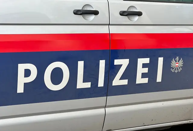 Ein drei Jahre alter Junge ist vom Traktor seines Vaters erfasst worden und gestorben (Symbolbild).  | Foto: Matthias Röder/dpa
