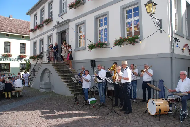 Der „Mandelblüten-Express“ sorgt für die musikalische Umrahmung. | Foto: Harald Schönig