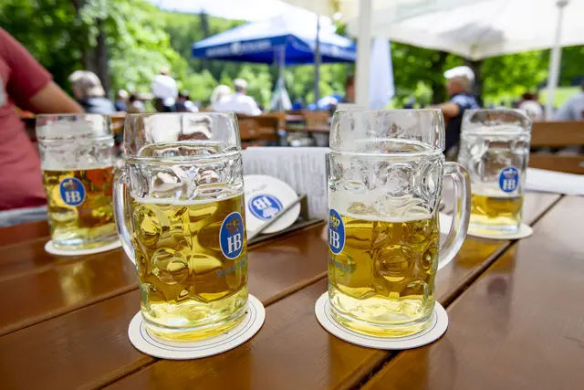 Eine 75-jährige Frau fuhr in Zweibrücken mit ihrem Toyota rückwärts in den Eingangsbereich eines Biergartens und stieß mehrere Biertischgarnituren um | Foto: view