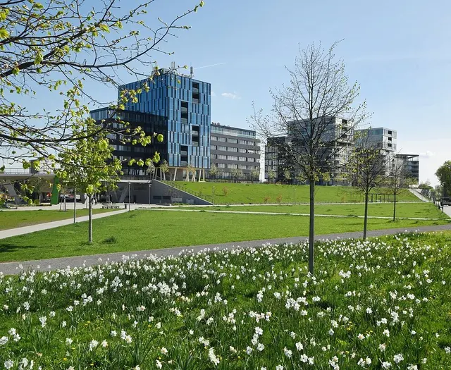 Wer im Park unterwegs ist, sieht künftig öfter Teams des Gartenbauamts mit Tablet oder Smartphone bei Kontrollen und Pflegearbeiten. | Foto: Stadt Karlsruhe, Monika Müller-Gmelin