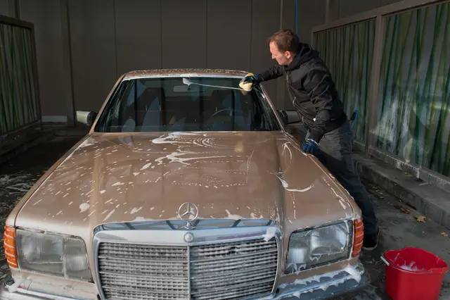 Jetzt wird geschäumt: Mit einem pH-neutralem Autoshampoo wird das Auto von oben nach unten mit minimalem Druck geputzt. | Foto: Klaus-Dietmar Gabbert/dpa-mag