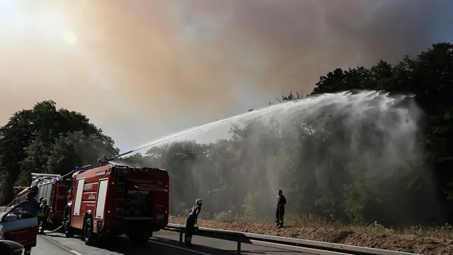 Eine Gaststätte und ein Wohnmobilstellplatz waren wegen des Brandes vorsorglich evakuiert worden.  | Foto: Brandon Lee Posse/dpa