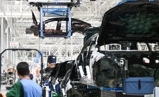 Nach Angaben des Statistischen Landesamts sind weniger Menschen in Baden-Württembergs Autoindustrie beschäftigt. (Symbolbild) | Foto: Bernd Weißbrod/dpa