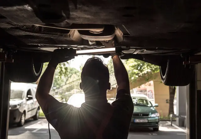 Mitunter fordern Werkstätten einen Vorschuss, ehe die Reparatur beginnt - fließt kein Geld, wird auch nicht geschraubt. | Foto: Robert Günther/dpa-mag