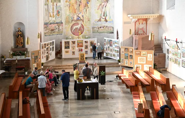 Ausstellung Carl-Otto Günther in der Pfarrkirche von Kapsweyer im September 2025 | Foto: Andrea Abt
