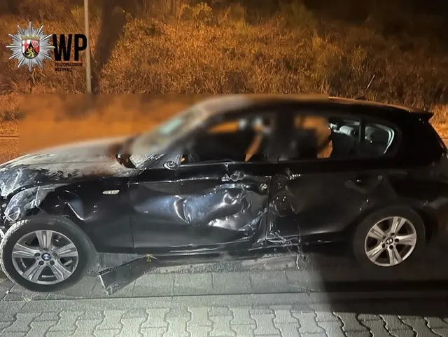 Ein BMW krachte in Schönenberg-Kübelberg durch den Zaun einer Firma und rollte einen Hang hinab. Die Polizei ermittelt wegen des Verdachts auf ein verbotenes Kraftfahrzeugrennen gegen einen 18-jährigen Fahrer. | Foto: Polizeiinspektion Kusel und Polizeiwache Schönenberg-Kübelberg