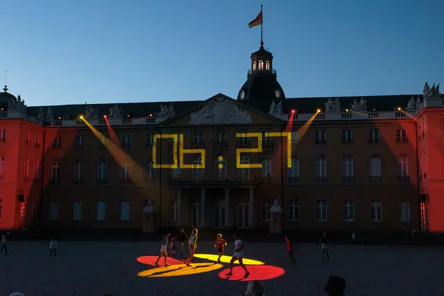 Bis zum 13. September wird das Karlsruher Schloss jeden Abend zur Projektionsfläche. Das Programm reicht von internationalen Projection-Mappings bis zu weiteren Medienkunstwerken und Installationen in der Innenstadt. | Foto: Paul Needham