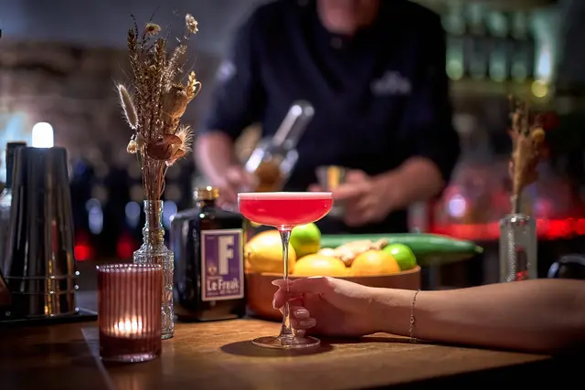 Vom 1. bis 30. September 2026 präsentieren ausgewählte Bars exklusive Cocktailkreationen zum einheitlichen Preis von 10 Euro. | Foto: KTG Karlsruhe Tourismus, Foto: Bruno Kelzer
