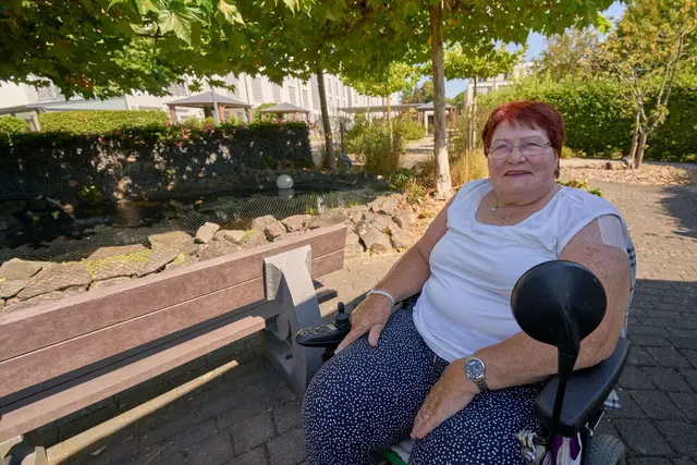 Bei Hitze hält sich Brunhilde Panthel meist drinnen auf, ihr Lieblingsplatz ist jedoch in der Außenanlage der Einrichtung am Teich.  | Foto: Sascha Ditscher/dpa