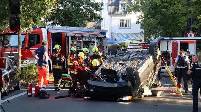 Aus ungeklärten Gründen ist ein Mann mit seinem Auto in Wiesloch gegen einen Baum gekracht. | Foto: Rene Priebe/dpa