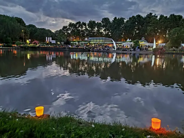 Lichter spiegeln sich im Wasser: Beim Fest der 1000 Lichter wird auch der Weiher im Zweibrücker RosenGarten Teil der besonderen Lichtkulisse. | Foto: Barbara Vollmer