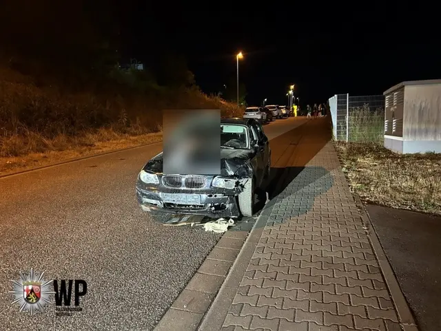 Ein BMW krachte in Schönenberg-Kübelberg durch den Zaun einer Firma und rollte einen Hang hinab. Die Polizei ermittelt wegen des Verdachts auf ein verbotenes Kraftfahrzeugrennen gegen einen 18-jährigen Fahrer. | Foto: Polizeiinspektion Kusel und Polizeiwache Schönenberg-Kübelberg