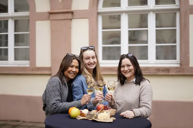 Im Rathausinnenhof treffen sich Menschen zum Marktfrühstück und bleiben bei Musik und einem Glas Wein noch auf einen Plausch. | Foto: Stadt Neustadt